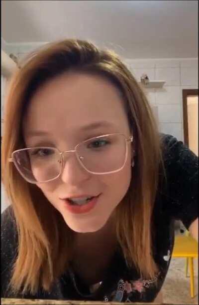 Larissa Manoela Pagando Peitinho Em Live CelebsBR