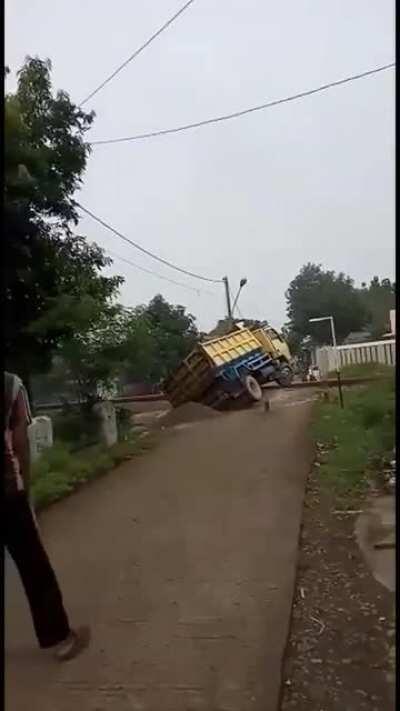 Incredibil cum a lovit trenul acel camion trebuie văzu