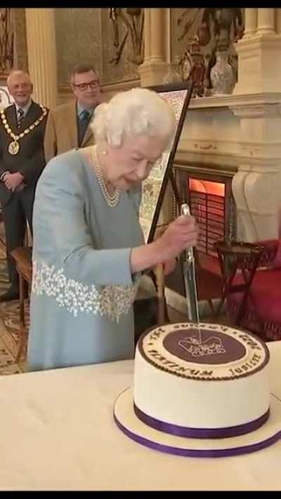 This is how a queen cut a cake! 🎂