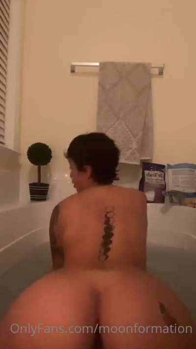 Bathtub Booty