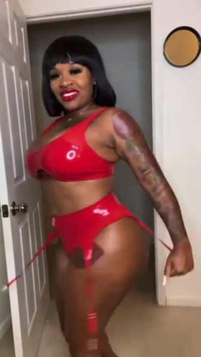 Kakey in RED 🍑🎂❤️😍😈