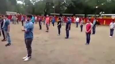 A teacher shows that a bull in a square full of people does not attack anyone if it is not threatened