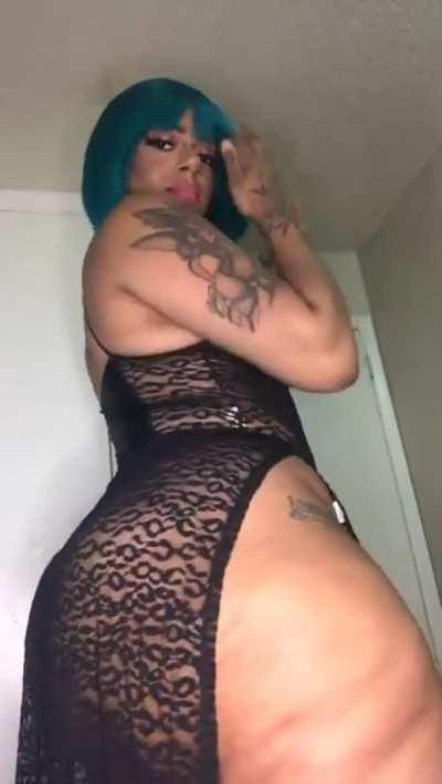 Who is this thick bitch