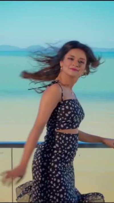 Avneet Kaur hot