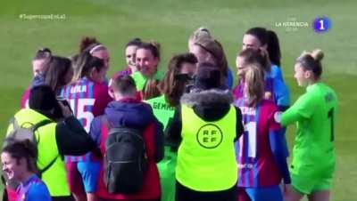 After the full time whistle in their Supercopa win today, Barcelona Femeni players celebrate the return of Atletico's Virginia Torricella after her fight against cancer.