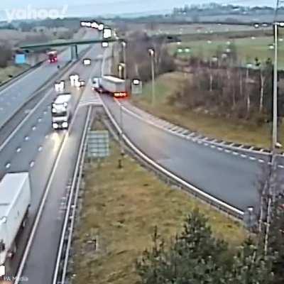 Lorry drives into oncoming traffic and U-turns