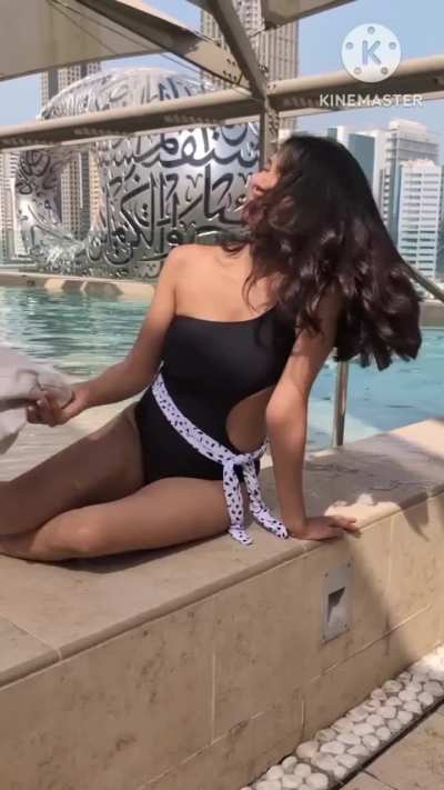 Bhagyashree Limaye in sexy swimsuit - आशा आहे की ही लवकरच 2 piece मध्ये दिसेल