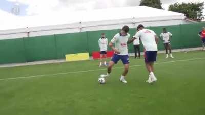 Álvaro Morata vs Lamine Yamal in Spain training session. (via @SEFutbol)