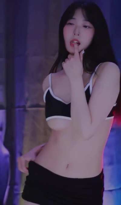 Rate her dance (?/10)