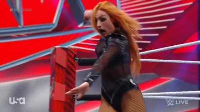 On WWE RAW: Becky Lynch vs Zoey Stark