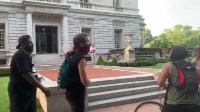 Couple outside their house with guns to deter St. Louis protesters