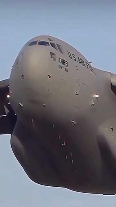 The smooth under belly of C-17 Globemaster