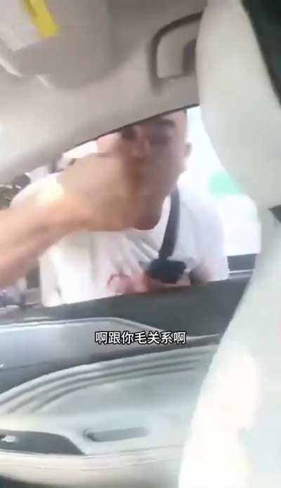 南京某路段，司机在车内悬挂美国国旗，男子要求撕掉，司机不予配合，男子怀疑司机是间谍