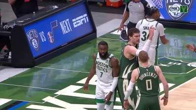 [Highlight] DiVincenzo and Lopez get clutch blocks and Middleton gets a deflection to end the Celtics' comeback at the end of the game