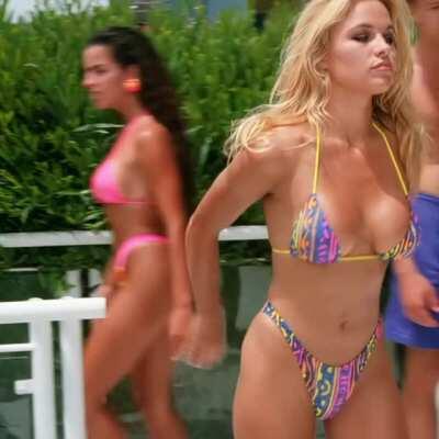 Pamela Anderson tiny bikini plots in Baywatch