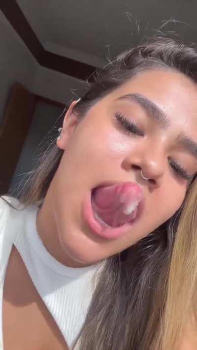 Very long tongue 