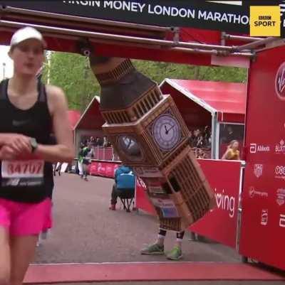 London Marathon runner dressed as Big Ben encounters a problem