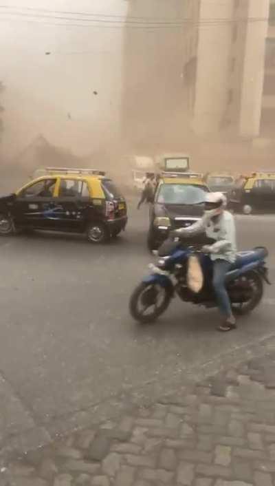 Dust storm destroys scaffolding