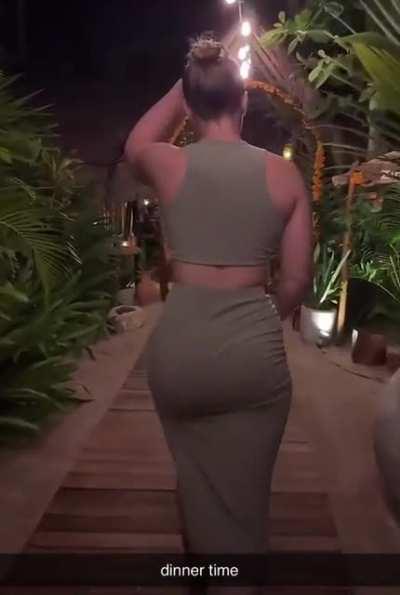 Booty in a tight skirt