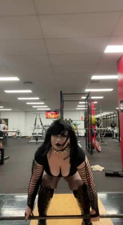 I am a goth and a powerlifter 😎