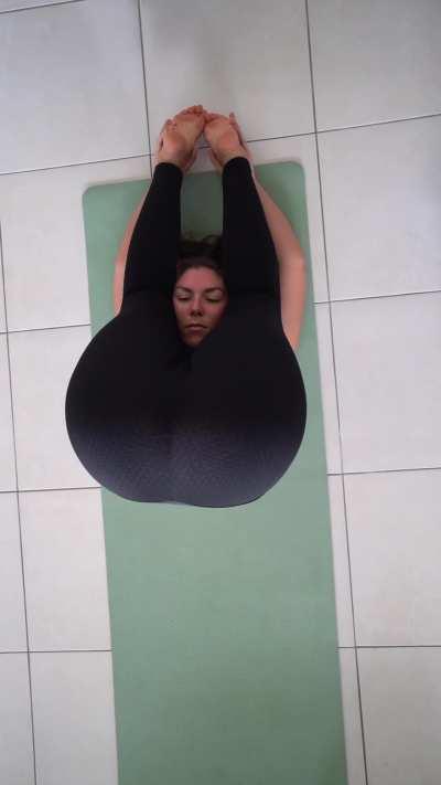 Hot yoga in black leggings