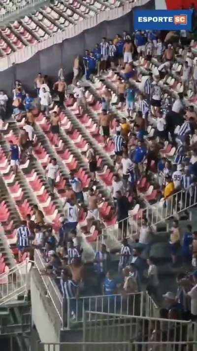 imagens da briga entre torcedores na partida entre Brusque e Avaí. 

Torcedores do Joinville que estavam na torcida do Bruscão invadiram o campo e saíram na trocassão com avaianos no intervalo de jogo.