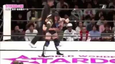 Io Shirai tucking her chin at the last second possible.