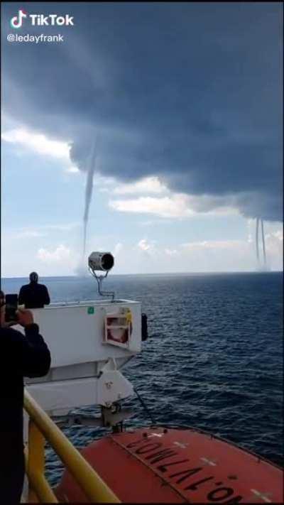 🔥 5 Waterspouts coming out the clouds in the Gulf of Mexico