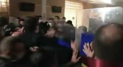 From the Boğaziçi protests in Turkey: After the 4 students on trial were given house arrest and arrest, the police attacked the students who were waiting for their friends in the courthouse. In the video, the protesters can be heard shouting 