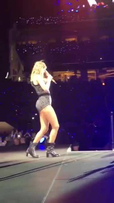 Taylor Swift strutting her stuff