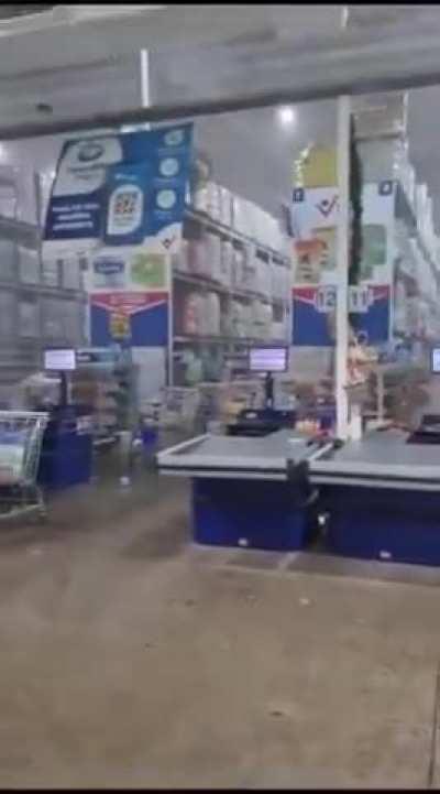 A estas personas, el TORNADO 🌪️, las sorprendió en el mayorista ALDI , de compras y con el susto de los fuertes vientos que de a poco iban destruyendo el techo y las paredes 