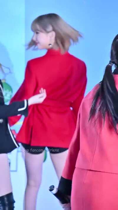 Gfriend SinB grabbing a handful of Eunha(ss)