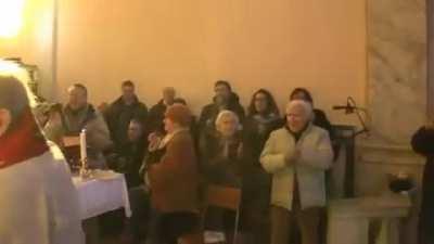 The late socialist priest Don Gallo leads his flock in a Christmas rendition of Italian antifascist song 