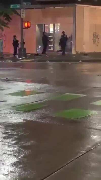 Seattle police dept appear to be smashing windows (looting) all by themselves