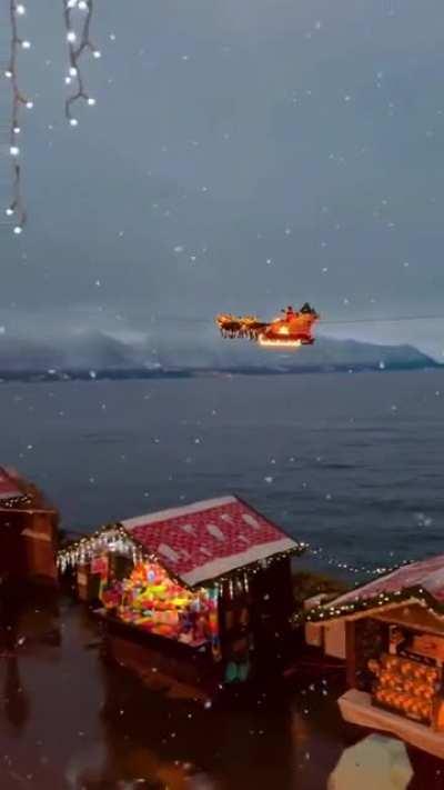 Santa Claus flying to deliver gifts🎅🏼 Montreux, France 🛷✨☃️✨. 🎥Senna Relax