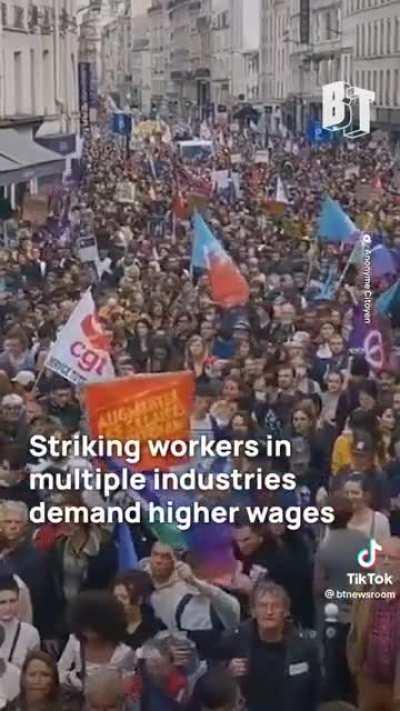 People of France protesting against inflation