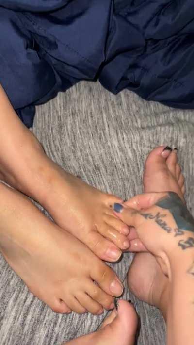 Wana see me suck her toes?