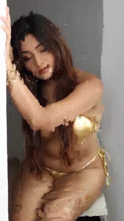 1 min of Simran Kaur's pure seduction in golden bikini 🥵