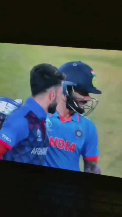 VK &amp; Naveen hugging. Meanwhile their fans 👁️👄👁️