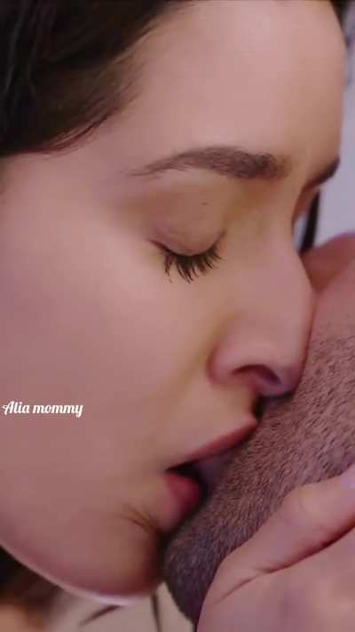 Shraddha kapoor Hot Kiss Scenes in Tu Jhoothi Main Makkaar