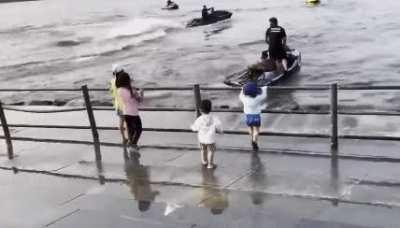 Han river jet ski rider soaks kids. Fun excitement or rude abuse?