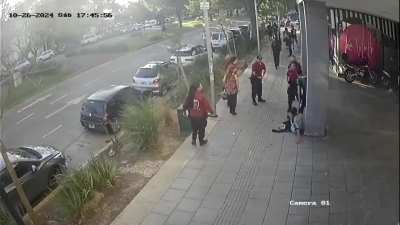 HINCHAS DE CHICAGO A LAS PIÑAS CON METALEROS.
 Los futboleros volvían de la cancha, los otros de un recital.  Mataderos
