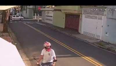 Qual a sua reação ao ver um motociclista passando ao seu lado?