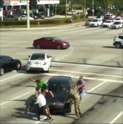 Strangers save the life of a woman who was slumped over the steering wheel. Excellent presence of mind by the first woman