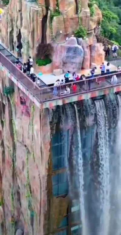 World's largest elevator viewing waterfall in Yunmen mountain