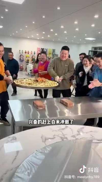 Liaoning family makes a giant seafood pizza