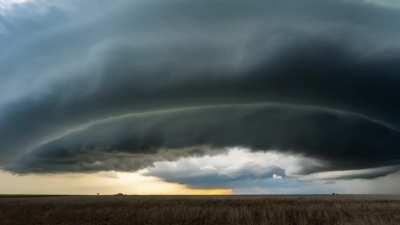 Massive Supercell in Kansas. Wait for the end