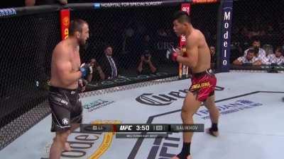 Li Jingliang uses the body jab to set up the finish against Muslim Salikhov