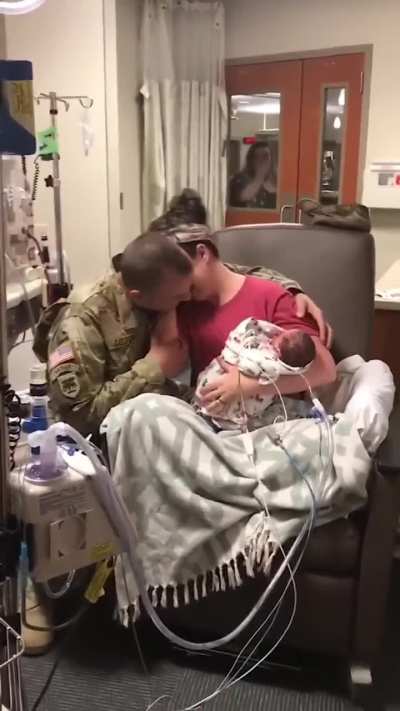 Heart melting moments: Soldier rushed back home unexpectedly after wife gave birth 