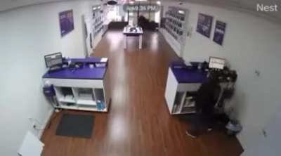 Attempted robbery thwarted by Metro PCS employee